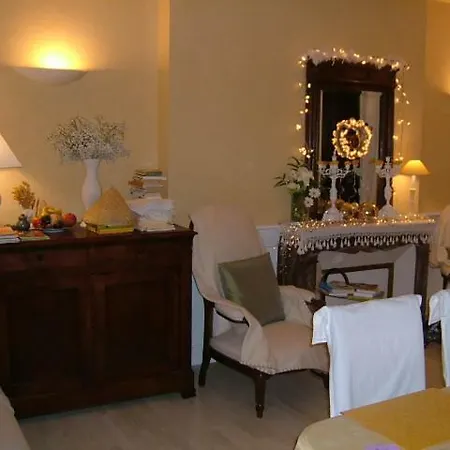 La Maison Pres D'aurillac Bed & Breakfast